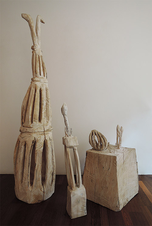 Skulpturen von Katrin Zuzáková
Tempel, 2010. Holz patiniert, 183x40x38cm. Blume, 2011. Holz patiniert, 91x13x16cm. Kleiner Tempel,2007. Holz patiniert, 71x41x44cm
